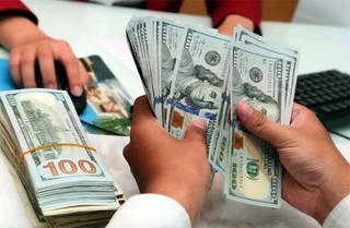 Giá USD 'chợ đen' cán mốc 25.700 đồng, vượt xa ngân hàng