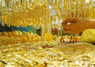 Hồi hộp vì ôm vàng trên đỉnh: Giá tiếp tục rơi hay sớm hồi phục?