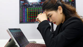 Cú ‘đòn’ thuế quan từ Mỹ, VN-Index giảm kỷ lục 82 điểm