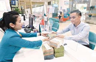 Tăng lên mức khó tin, lãi suất ngân hàng chạm 11%/năm