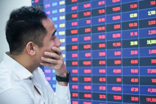 Dòng tiền yếu không chịu nổi áp lực bán, VN-Index rớt sâu, mất mốc 1.200 điểm