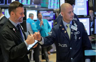 Phố Wall nóng rực, Dow Jones đóng cửa cao nhất 2023