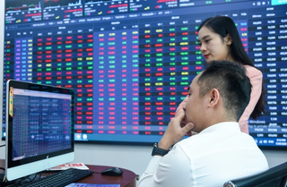 Tỷ giá lên cao tạo áp lực bán diện rộng, VN-Index rớt gần 16 điểm
