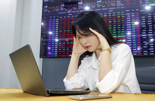 VN-Index tiếp tục giảm mạnh, áp lực đè lên cổ phiếu ngân hàng và BĐS