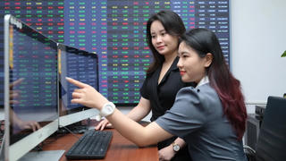 Cổ phiếu tăng mạnh: Cầm 'vàng' chẳng sợ tiền rơi?