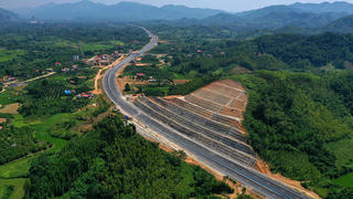 Cao tốc Bắc – Nam: Gặp ‘bão’ giá, nhà thầu kêu thiếu tiền, lo vỡ tiến độ