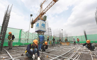 'Bão giá' nguyên vật liệu và chi phí lãi vay 'bào mòn' lợi nhuận loạt doanh nghiệp xây dựng