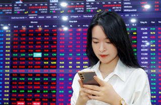 Khối ngoại tiếp tục 'xả', VCI của Chủ tịch Nguyễn Thanh Phượng hút tiền