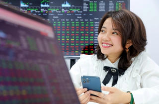 Kéo mạnh cuối phiên, VN-Index bật tăng hơn 14 điểm