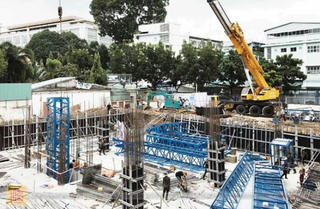 Nhà thầu xây dựng loay hoay tìm lối thoát