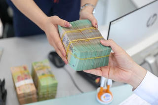 Lãi suất tiền gửi hạ sâu, lãi vay vốn vẫn neo cao