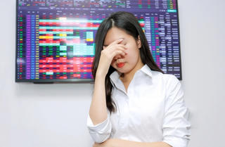 Cổ phiếu rơi chóng vánh, VN-Index 'bốc hơi' hơn 35 điểm