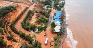 'Thủ đô resort' sẽ trở thành khu du lịch 14.760ha bất ngờ bị sạt lở nghiêm trọng, hàng chục phương tiện bị vùi lấp trong lũ cát