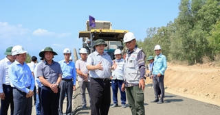 Thủ tướng kiểm tra, động viên, thúc đẩy các dự án cao tốc trọng điểm