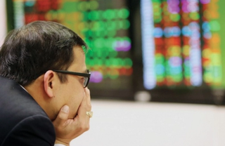 Thanh khoản rớt thảm, hàng trăm mã 'đỏ lửa' khiến VN-Index mất 14 điểm
