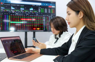 VN-Index giảm nhẹ, cổ phiếu bất động sản bất ngờ 'dậy sóng'