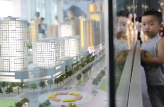 Cổ phiếu bất động sản tạo sóng... trong bão