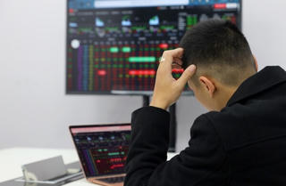 Tâm lý tiêu cực bao trùm, VN-Index rơi hơn 18 điểm