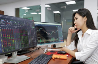 Đầu tư 2023: Gom cổ phiếu cho mục tiêu dài hạn khi thị trường chịu tác động tiêu cực
