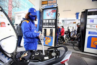 Giá xăng dầu giảm sốc, RON95-III xuống dưới 30.000 đồng/lít
