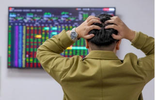 Cổ phiếu vốn hóa lớn giảm sâu, VN-Index rớt hơn 10 điểm