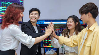 Cổ phiếu tăng mạnh: Khi bất động sản trở lại đường đua