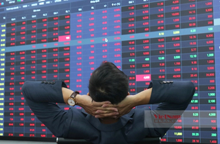 Cổ phiếu ngân hàng rớt thảm khiến VN-Index 'bay màu' 15 điểm, thanh khoản tăng vọt