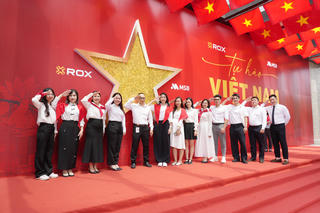 ROX Tower rực rỡ cờ hoa, lan tỏa tinh thần tự hào Việt Nam