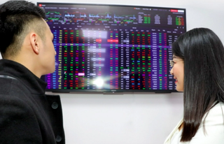 VN-Index giữ sắc xanh dù cổ phiếu ngân hàng lớn hạ nhiệt, bộ đôi HAG - HNG tăng vọt