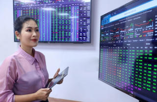 VN-Index bùng nổ đầy bất ngờ sau phiên giảm sâu, nhóm chứng khoán thăng hoa nhất