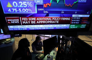 Chứng khoán Mỹ 'trượt dốc' do Fed nâng lãi suất, Dow Jones mất hơn 500 điểm