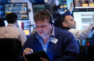 Dow Jones mất gần 400 điểm, Phố Wall có ngày tệ nhất từ tháng 3