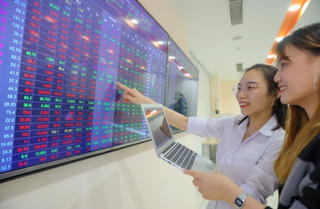 Cổ phiếu ngân hàng tăng không nghỉ, thị trường 'xanh vỏ đỏ lòng'