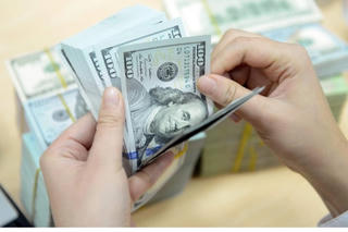 Đợt biến động lạ của USD, bất ngờ tăng cao rồi giảm mạnh