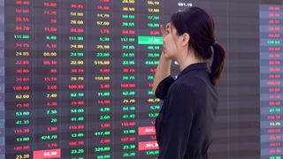 Giá dầu lao dốc, cổ phiếu dầu khí 'sập sàn' bất chấp VN-Index vượt đỉnh