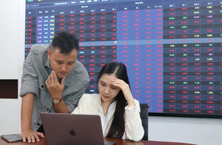Cổ phiếu ngân hàng suy yếu hàng loạt, VN-Index xuống dưới mốc 1.270 điểm