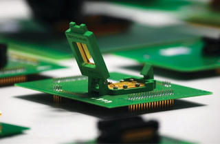 Đón đại bàng không đơn giản là dọn đất xây nhà máy