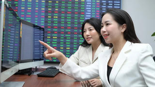 Chờ kết quả đàm phán với Mỹ: NĐT ôm nghìn tỷ chờ sẵn trên sàn