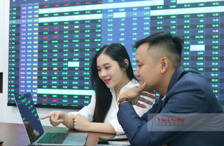 VN-Index giữ sắc xanh suốt cả phiên, HVN liên tiếp tăng kịch trần