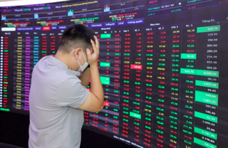 VN-Index rớt thảm sau khi tiệm cận đỉnh cũ, thanh khoản vọt lên mức khó ngờ