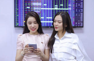 Dòng tiền 'xoay tua' sang cổ phiếu vừa và nhỏ, VN-Index tăng trở lại