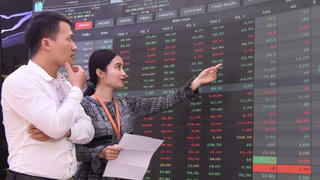 VN-Index vượt đỉnh lịch sử, nhóm chứng khoán 'bay cao'