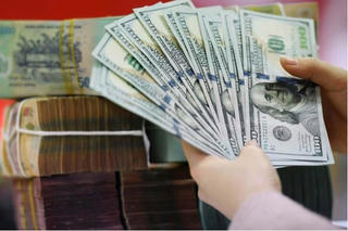 Tỷ giá tiếp tục tăng cao, USD tự do hướng đến sát 26.000 đồng
