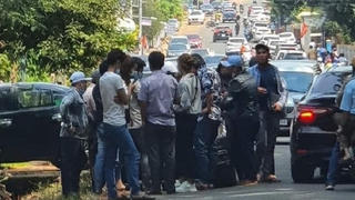 Đề xuất sân bay là sốt đất: Cấm công chức tham gia?