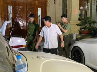 Chủ biệt thự dát vàng bị bắt: 'Địa phương né vì...'