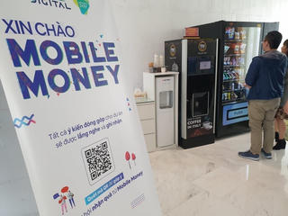 Tiếp tục được gia hạn thí điểm: Mobile money còn trụ được bao lâu?