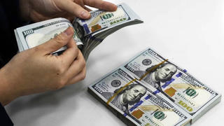 Tỷ giá trung tâm lập kỷ lục mới, giá USD ngân hàng tăng cao