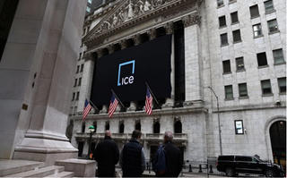 Phố Wall khởi sắc nhờ dữ liệu GDP và cổ phiếu Big Tech, Nasdaq kết thúc chuỗi giảm điểm