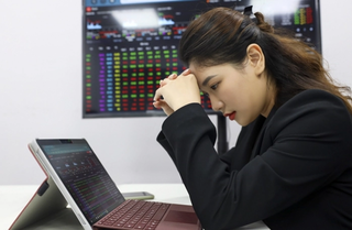 VN-Index rớt gần 14 điểm trong ngày hệ thống VNDIRECT bị tê liệt