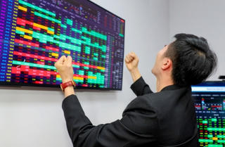 Thị trường đầy hưng phấn khi VCB tăng kịch trần, VN-Index băng băng vượt đỉnh